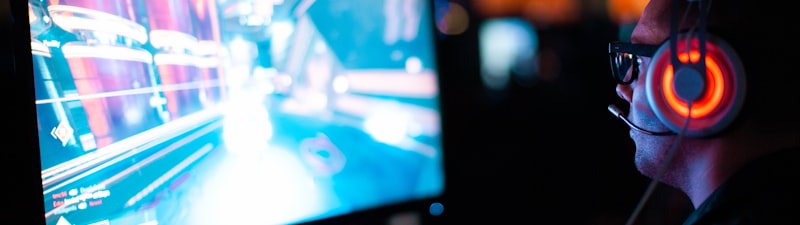 热门游戏《星空战棋》截图 - 棋盘上布满星际战舰与行星的俯视图