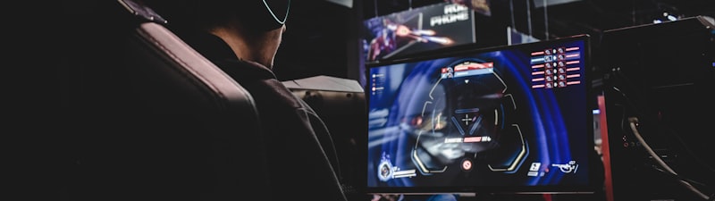 热门游戏《极速飞车：霓虹》截图 - 未来风格的赛车在霓虹赛道上飞驰